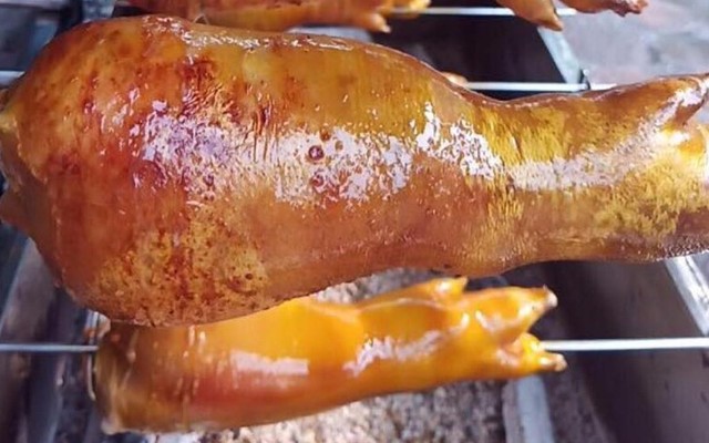 Bẩy Hiền - Chân Giò Rút Xương Quay Lá Mắc Mật - Chợ Con