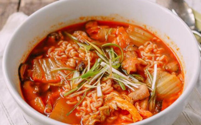 Bếp Chị Lùn - Bò Hầm & Mì Kim Chi