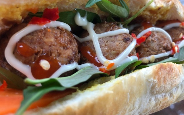 Bánh Mì Thịt Nướng Hoa Khế