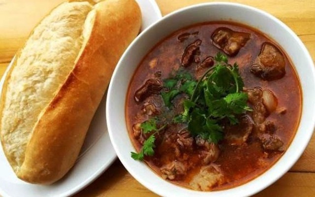 Bà Mai - Bánh Mì Sốt Vang - Phô Chó