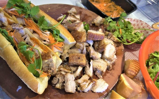 Bánh Mì Heo Quay Cô Tư - Nơ Trang Long