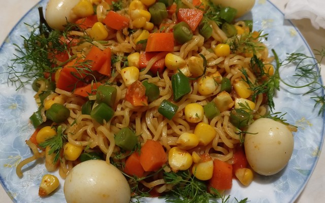 Việt Food - Mì Trộn Indomie & Nem Chua Rán