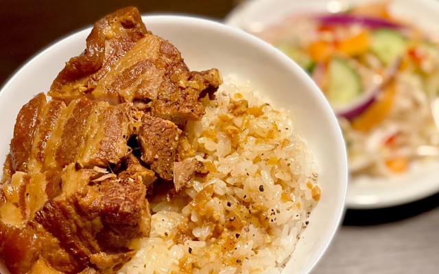 Bánh Mì, Chè & Trà Sữa - 49 Huỳnh Thúc Kháng