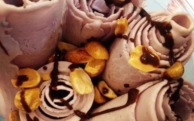 Cô Ba - Kem Cuộn, Mì Trộn & Trà Đào