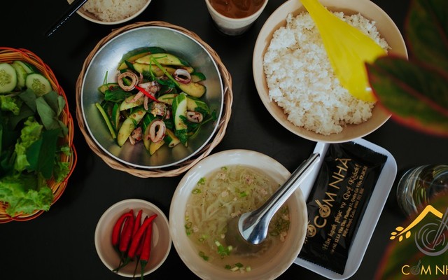 Cơm Nhà - Cơm & Lẩu Gà Lá É - Phan Văn Trị