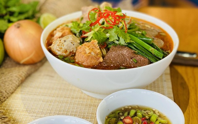 Hue Cuisine & Cafe - Bèo, Nậm, Lọc - Bún Bò Huế