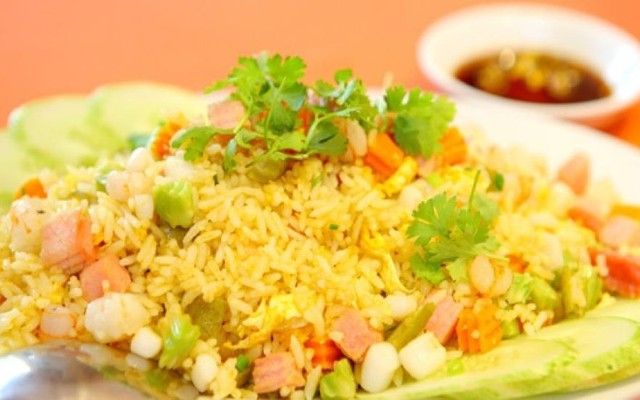 Cô Hà - Cơm Chiên Gà Xé & Xôi Gà - Trần Bạch Đằng