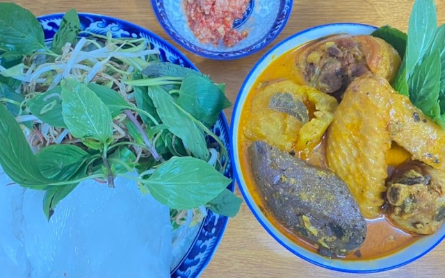 Cà Ri Gà & Phá Lấu Bò - Cô Ba