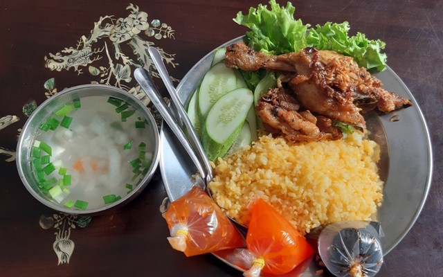 Cơm Gà Xối Mỡ Ngọc Châu