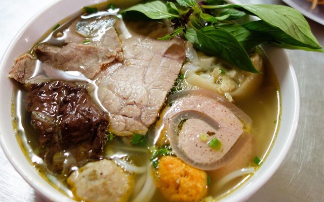 Bún Bò Huế O Uông - Nghi Tàm