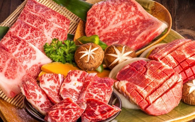 CỬA HÀNG THỊT & THỰC PHẨM - NGƯỜI SÀNH ĂN BẬN RỘN