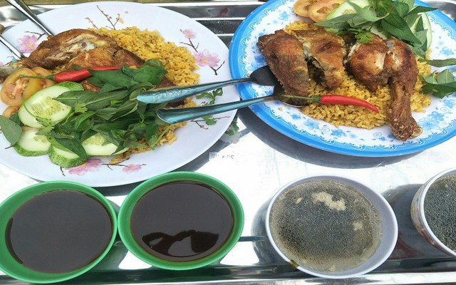 Cơm Gà Xối Mỡ - Chung Cư Nguyễn Văn Luông