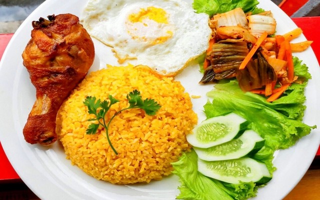 Cơm Gà Xối Mỡ Tài Phúc - Trần Hưng Đạo