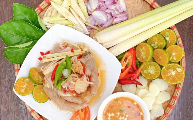 Mè Đen Ăn Vặt - Chân Gà Sả Tắc & Bánh Mì Ngon