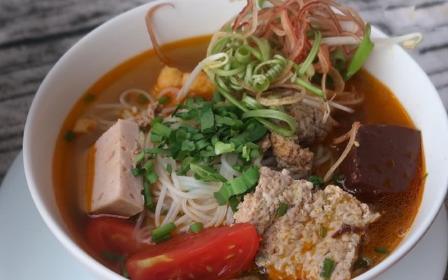 Bếp Hàng Xóm - Số 2 Mai Hắc Đế