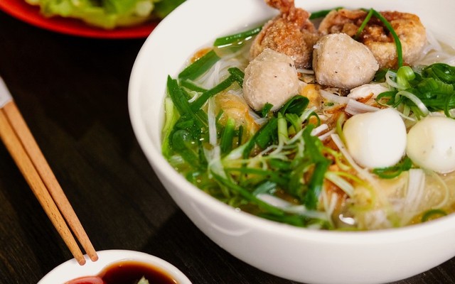 Hủ Tiếu Mì Gà Xé - Madame Xuân