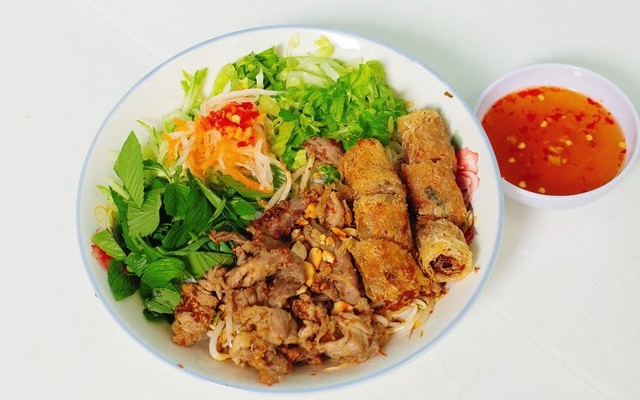 Bếp Má Thắm - Bún Thịt Xào & Bún Chả Giò - Trần Minh Sơn