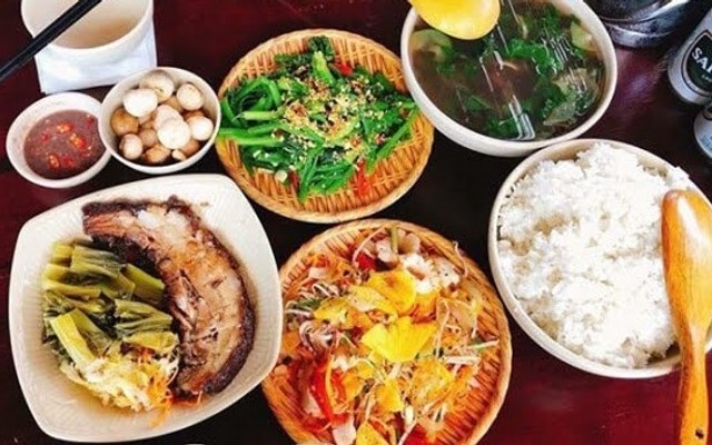 Tiệm Cơm Cô Sáu - Cầu Dứa