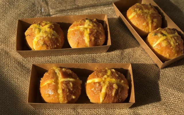 Tiệm Bánh Pink's Kitchen - Bánh Mỳ Bơ Tỏi & Bông Lan Trứng Muối - Lương Trúc Đàm