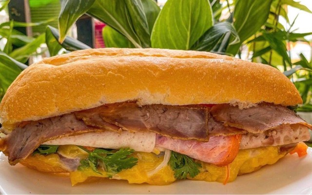 Bánh Mì Sài Gòn - Ba Chị Em