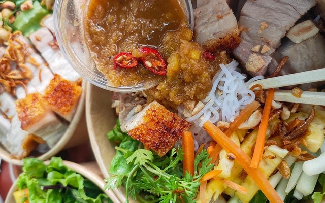 Bà Tâm - Thịt Heo Quay & Giò Chả - Láng Hạ