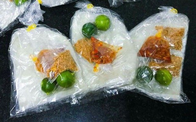 Quán Ăn Vặt - Bánh Tráng Phơi Sương Muối Nhuyễn & Trà Sữa Đóng Chai - Cách Mạng Tháng Tám