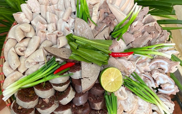 Lòng Lợn Hiệu Ông Già Tóc Bạc - Huyền Quang