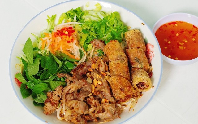 Tiệm Nhà Gõ - Bún Thịt Xào