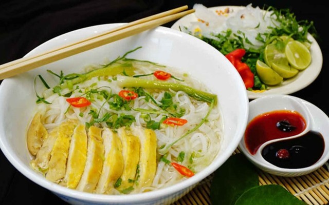 Tiệm Bánh Mỳ & Phở Trộn - Lạc Long Quân