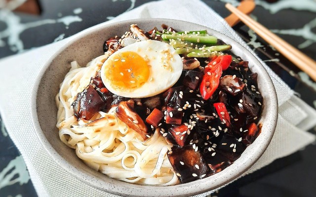 LOLA BUS - Mì Tương Đen Hàn Quốc & Mì Trộn