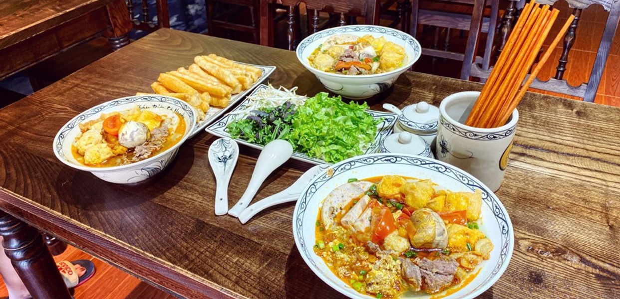 Không Gian Quán Bún Riêu Bà Tam Bạch Mai: Đánh Giá, Hình Ảnh Thực Tế & Lưu Ý