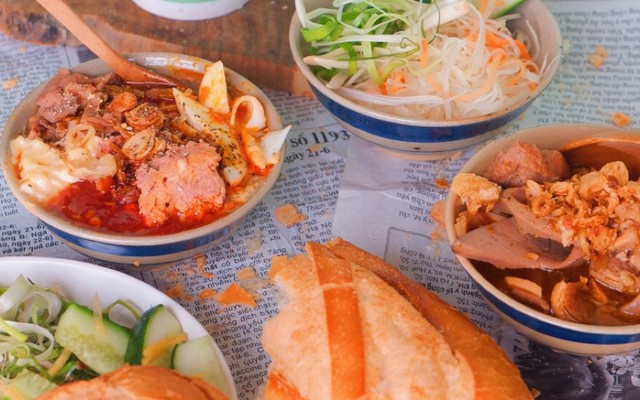 Bánh Mì Chấm Hung Tubes - Nam Kỳ Khởi Nghĩa