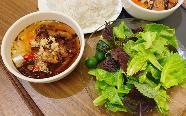 Bún Chả Cô Thơm - B8A Tập Thể Kim Liên