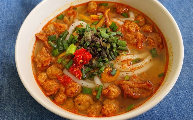 Lyn Lyn - Bánh Canh Chả Cá - Hiệp Bình