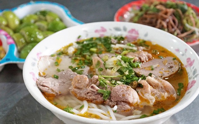 CHỊ HOÀ GỐC HUẾ - Bún Bò Huế - Nguyễn Tuyển