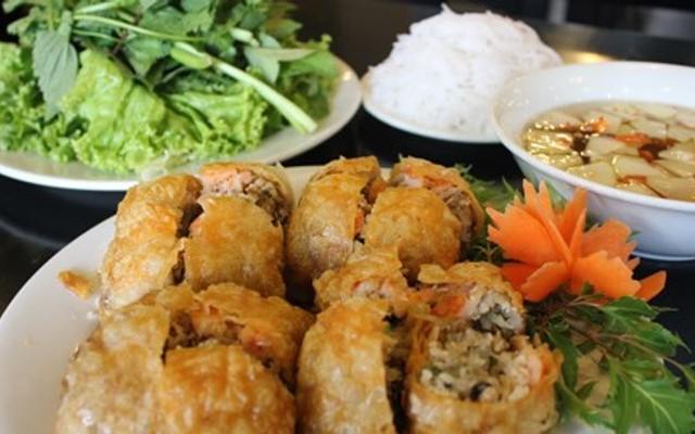 Cô Dung - Bánh Cuốn & Bún Chả Quạt
