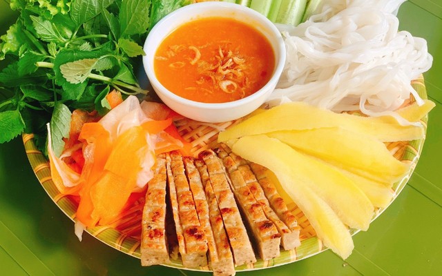 Hoàng Bách - Nem Nướng Nha Trang & Chân Gà Xả Ớt - Cầu Vồng