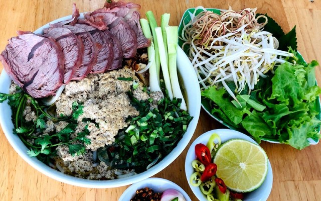 Bún Rạm Bò - Lẩu Gà Ớt Hiểm Cô Út