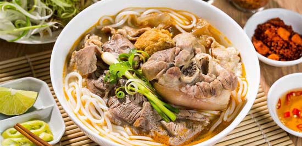 QUÁN BÚN BÒ NHỎ VEN ĐƯỜNG ĐÔNG KHÁCH SUỐT ĐÊM NGÀY