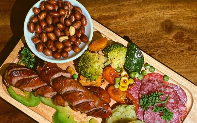 High End Bistro - Coffee & Tea - Huỳnh Thúc Kháng