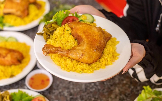 Cơm Gà Xối Mỡ Lân Hà - Vân Đồn