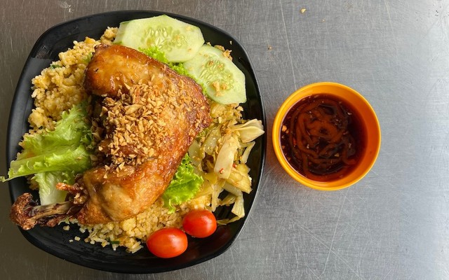 Cơm Gà Xối Mỡ Tâm Ký - Nơ Trang Long
