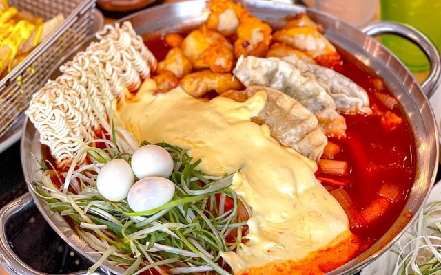 Young Young Món Ăn Hàn Quốc- Tokbokki & Kimbap