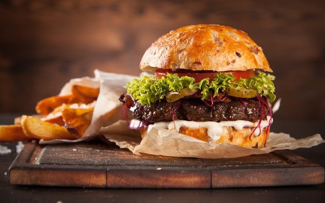 Queenie Burger - Cách Mạng Tháng 8