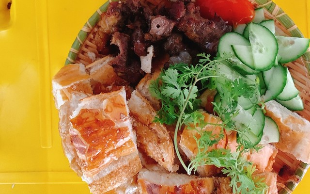 Hồng Ngân - Bánh Mỳ Thịt Nướng & Trà Sữa - 141 Quang Trung