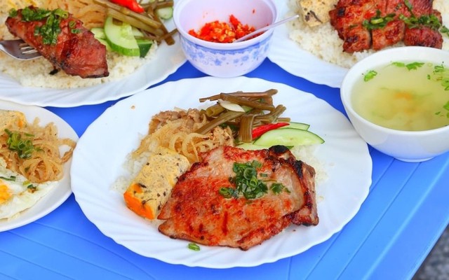 Cơm Tấm Sườn Quay Lu Uyên - Mậu Thân