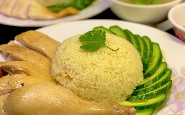 Gà Ta Ánh Tuyết - Cơm Gà Xé & Gỏi Gà