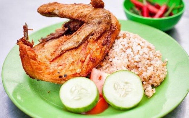 Huỳnh Trang - Cơm Gà Xối Mỡ - Đường Số 10