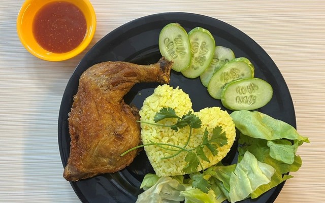 Cơm Gà Xối Mỡ Thêm Ký - Lạc Long Quân