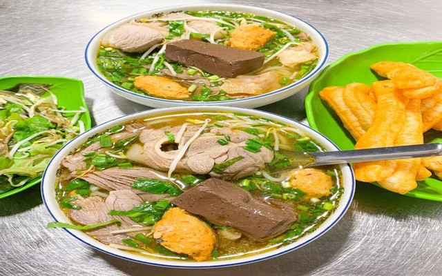 Bún Bò Huế & Cơm Gà Xối Mắm - Thuỷ Béo